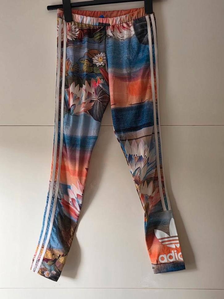 Adidas Sportlegging XS Bloemenprint, Kleding | Dames, Sportkleding, Zo goed als nieuw, Yoga, Maat 34 (XS) of kleiner, Overige kleuren