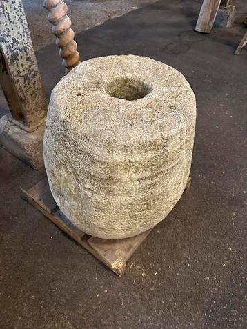 Oud onderdeel wijnpers beschikbaar voor biedingen