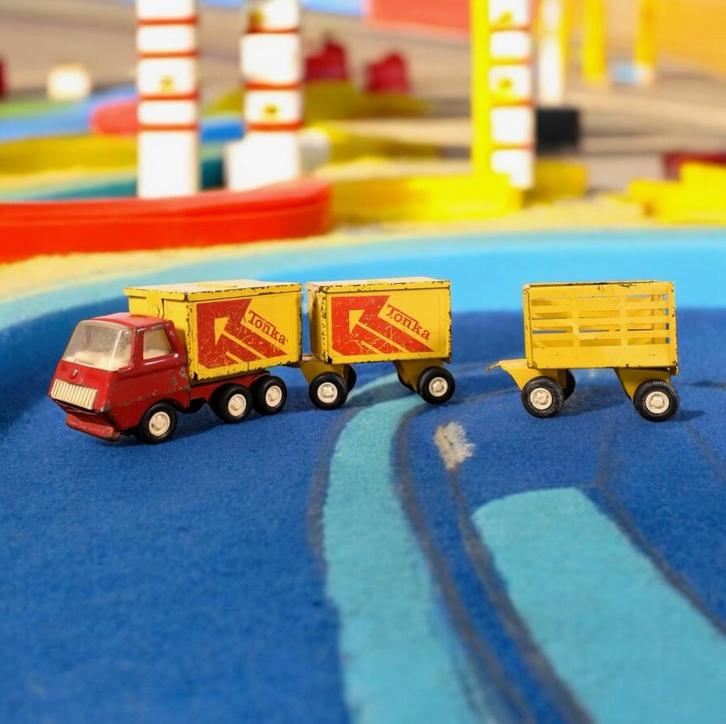 Tonka metalen vrachtwagen uit 1970s met boerderijtrailer, Spelcomputers en Games, Games | Atari, Zo goed als nieuw, Overige modellen