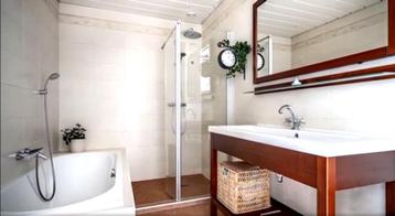 Complete badkamer | meubel | inbouw bad | kranen | radiator beschikbaar voor biedingen