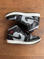 Jordan 1 mid shadow red maat 42,5, Kleding | Heren, Schoenen, Ophalen of Verzenden, Zo goed als nieuw, Zwart, Jordan