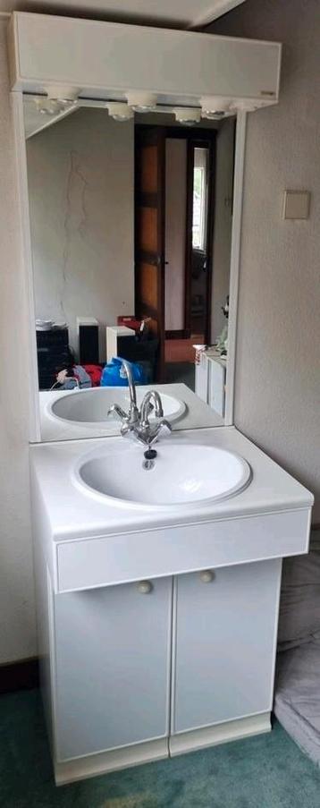 Wastafelmeubel wit met kraan en verlichting, nog er mooi! beschikbaar voor biedingen