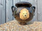 Gesigneerde keramieken pot met leeuwenkoppen., Ophalen of Verzenden