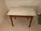Tafeltje met marmeren blad en houten poten, Huis en Inrichting, Tafels | Bijzettafels, Ophalen, Gebruikt, Retro vintage antiek