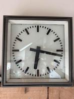 Pragotron klok industriële stationsklok - 75x75cm, Huis en Inrichting, Woonaccessoires | Klokken, Ophalen, Gebruikt, Analoog, Wandklok
