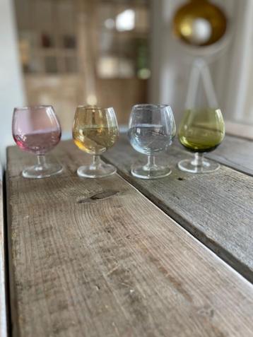 4 x vintage gekleurde glazen / cognac. Cognacglazen. beschikbaar voor biedingen