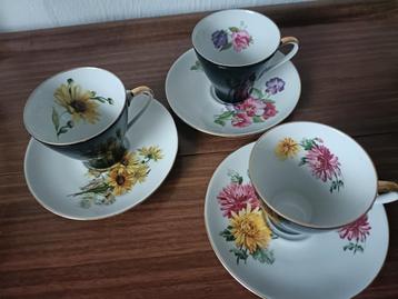 Bloemen Kopje met Zwarte Buitenkant beschikbaar voor biedingen