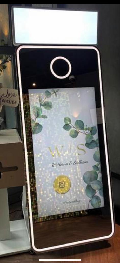 Te koop nieuwe Photobooth 70 inch mirror kleur wit, Hobby en Vrije tijd, Feestartikelen | Verhuur, Nieuw, Ophalen of Verzenden