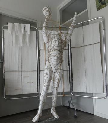 Kunstwerk gemaakt van gips met bijbehorend kamerscherm beschikbaar voor biedingen