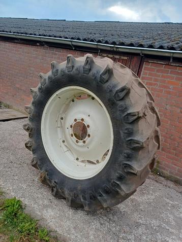 Fiat tractor velgen met banden banden pirelli 520/70R38 beschikbaar voor biedingen