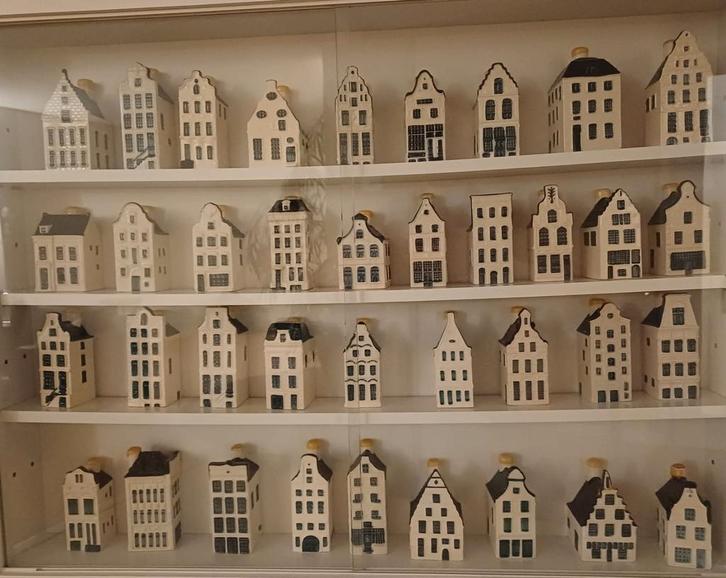 KLM Huisjes Collectie (35 stuks) + Vitrinekast?, Verzamelen, Porselein, Kristal en Bestek, Gebruikt, Beeldje(s), Porselein, Ophalen