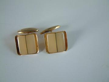 oude manchetknopen kunststof parelmoer nr 8 beschikbaar voor biedingen