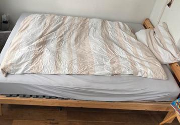 Bed including mattress and slatted frame 
