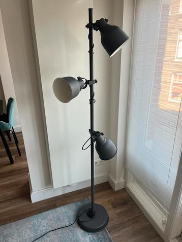 Industriele vloerlamp beschikbaar voor biedingen