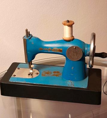 Oude kinder naaimachine 3Mu jaren 50 uit de Ussr beschikbaar voor biedingen