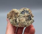 Apatiet, Hematiet, Calciet - Jumilla, Murcia, Spanje (UV LW), Verzamelen, Mineralen en Fossielen, Ophalen of Verzenden, Mineraal