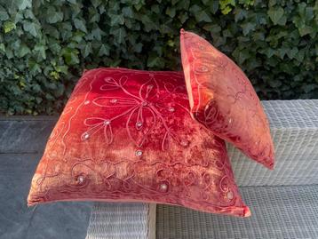 Decoratieve Rode Kussens - Set van 2 beschikbaar voor biedingen