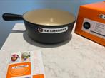 Nieuwe Le Creuset Caquelon 24 cm met doos, Huis en Inrichting, Keuken | Potten en Pannen, Gietijzer, Nieuw, Ophalen of Verzenden