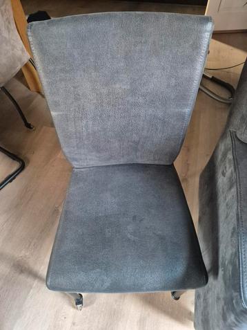 6 eetkamerstoelen op wieltjes 