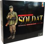 SOLDAT 001 - WEHRMACHT HEER SCHUTZE  PETER SCHMIDT NIEUW!, Ophalen of Verzenden, Landmacht, Nederland