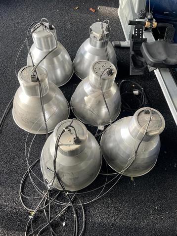 23 lampen voor bedrijfshal/loods/ garage beschikbaar voor biedingen