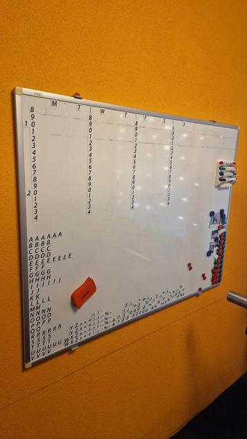 Whiteboard met Magneten, Stiften & Wisser beschikbaar voor biedingen