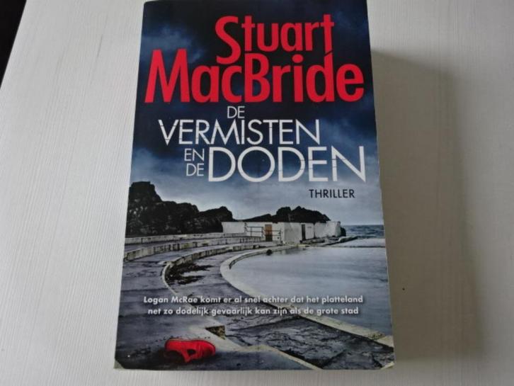 Stuart MacBride - De vermisten en de doden, Boeken, Thrillers, Zo goed als nieuw, Ophalen of Verzenden