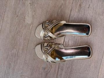 Zomer slippers nieuw maat 41 (vallen smal) goud kleurig beschikbaar voor biedingen