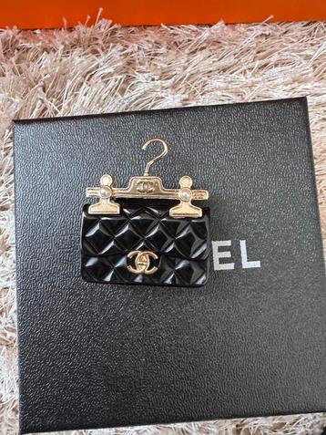 Chanel Broche - Tijdloze Elegantie beschikbaar voor biedingen