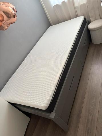 Een persoons bed. + lades en lattenbodem