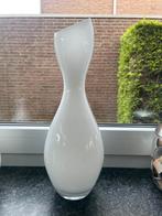 Witte glazen vaas - 35 cm hoog, Huis en Inrichting, Woonaccessoires | Vazen, Wit, Ophalen of Verzenden, Minder dan 50 cm, Glas