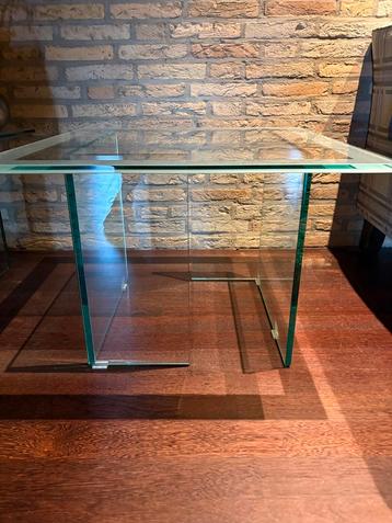 Glazen design tafel beschikbaar voor biedingen
