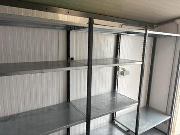 Stevige Tuinhuisje met Metalen Rekken elektra beschikbaar voor biedingen