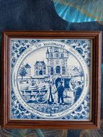 Mooi tegeltje in houten lijstje  ,De kaasmarkt, Antiek en Kunst, Antiek | Wandborden en Tegels, Ophalen of Verzenden
