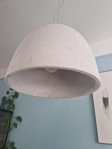2 betonnen hanglampen beschikbaar voor biedingen