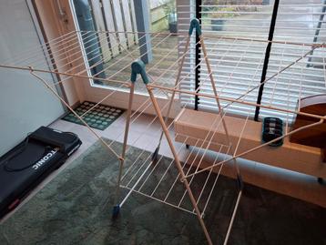 Gebruikt wasrek - beschadigd/ gratis af te halen  beschikbaar voor biedingen