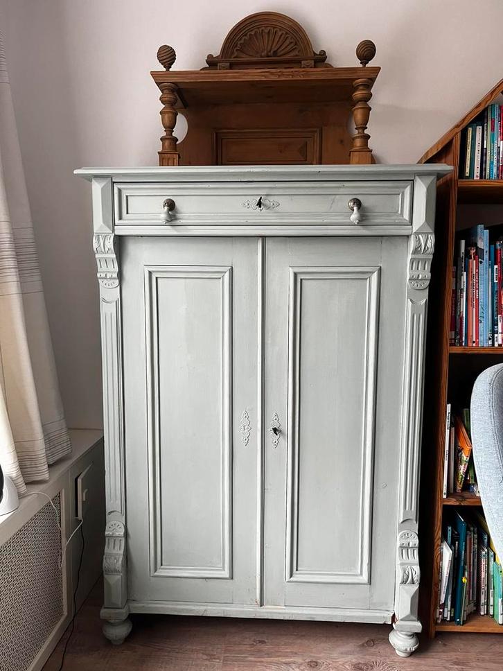 Antieke meidenkast met afneembaar ornament, Huis en Inrichting, Kasten | Kledingkasten, Gebruikt, 150 tot 200 cm, 50 tot 100 cm