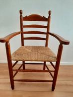 Houten stoel met armleuningen en rieten zitting, Huis en Inrichting, Stoelen, Ophalen, Bruin, Vintage, Zo goed als nieuw