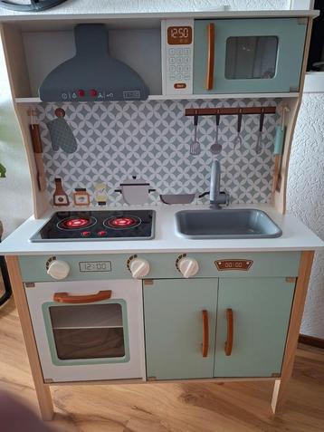 Speelgoedkeuken met accessoires  beschikbaar voor biedingen