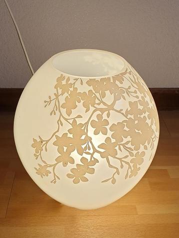 Grote Glazen Lamp Bollamp Ikea Knubbig Wit Glas met Bloemen beschikbaar voor biedingen