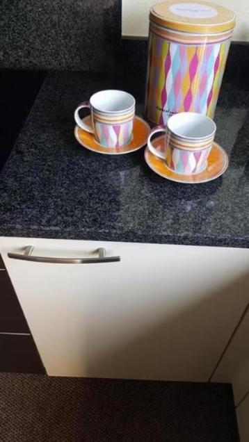 Kop en schotel in blik beschikbaar voor biedingen