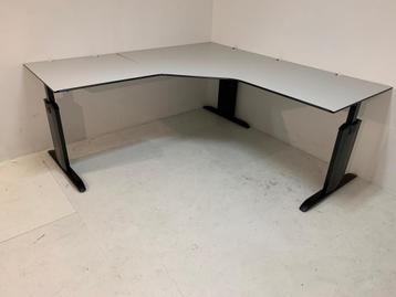 Partij Lensvelt hoekbureau 200x200cm va €195,- ex beschikbaar voor biedingen