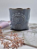 Brocante bloempot grijs met hert reliëf, Tuin en Terras, Bloempotten, Overige materialen, Gebruikt, Rond, Ophalen of Verzenden
