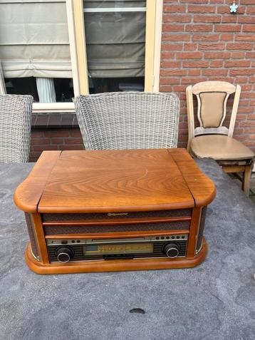Vintage platenspeler beschikbaar voor biedingen