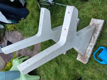 Twee betonnen steunen gemeentebankje beschikbaar voor biedingen