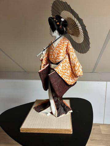 Antieke Japanse Geisha Pop met Parasol beschikbaar voor biedingen