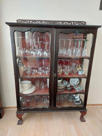 Antiek vitrinekastje (zonder inhoud) beschikbaar voor biedingen
