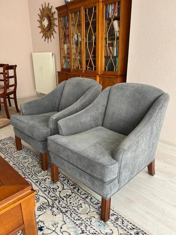 Twee grijze fauteuils beschikbaar voor biedingen