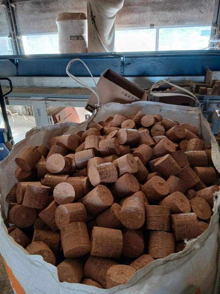 Meranti Briketten te koop - Ideaal voor de kachel!, Tuin en Terras, Haardhout, Blokken, Overige houtsoorten, Minder dan 3 m³, Ophalen of Verzenden