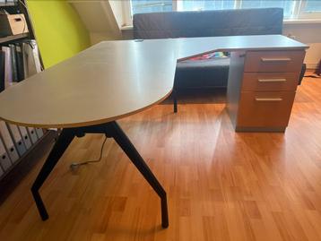 Hoek-bureau met ladekastje
